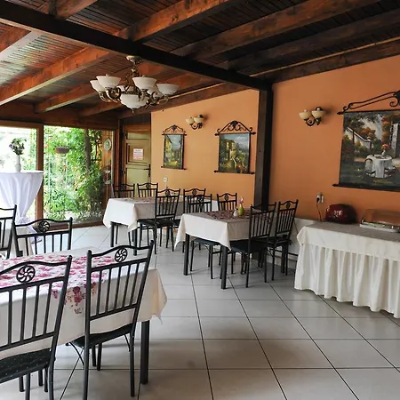 Hotel-pensiunea Zefir Maison d'hôtes 4*